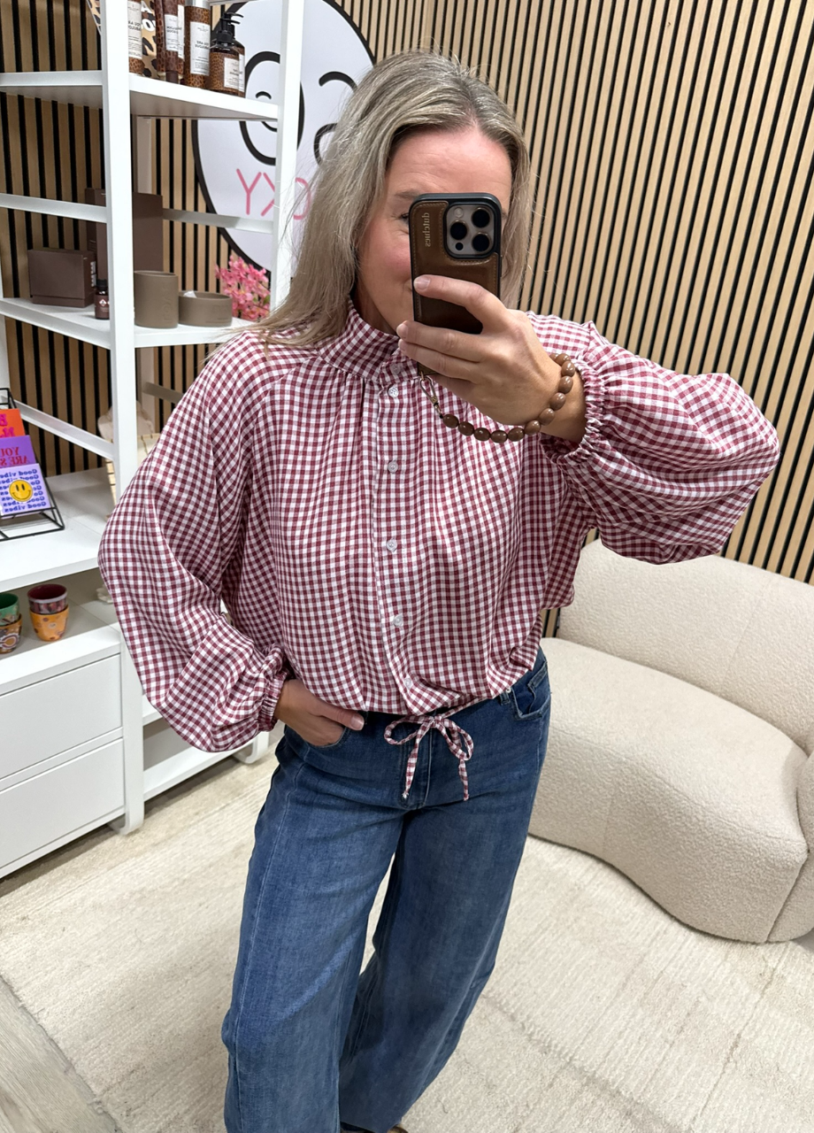 Blouse Janna ruit – bordeaux/wit model draagt ruitjesblouse met ballonmouwen bordeaux wit - So Lucky