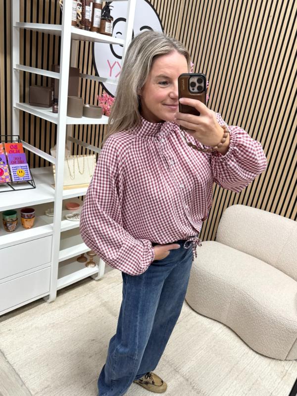 model draagt bordeaux witte blouse met laag ingezette mouwen - So Lucky