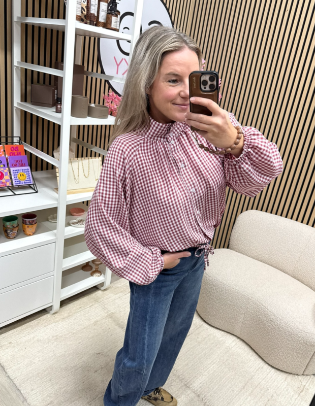 model draagt bordeaux witte blouse met laag ingezette mouwen - So Lucky