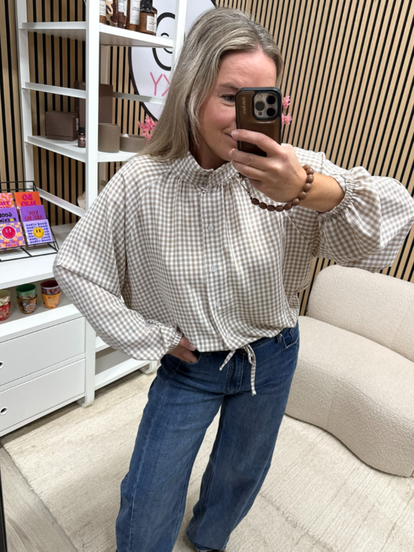 model draagt blouse Janna met kleine beige ruit - So Lucky