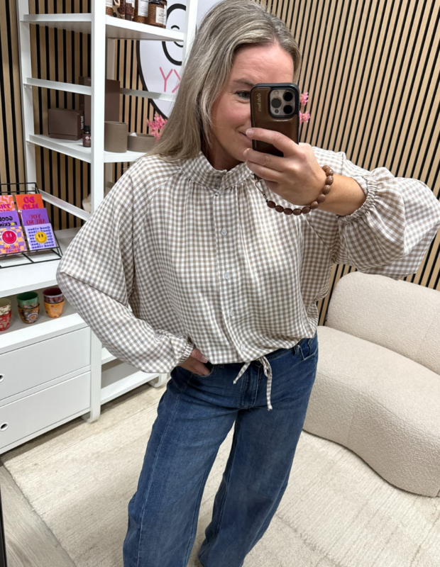 model draagt blouse Janna met kleine beige ruit - So Lucky