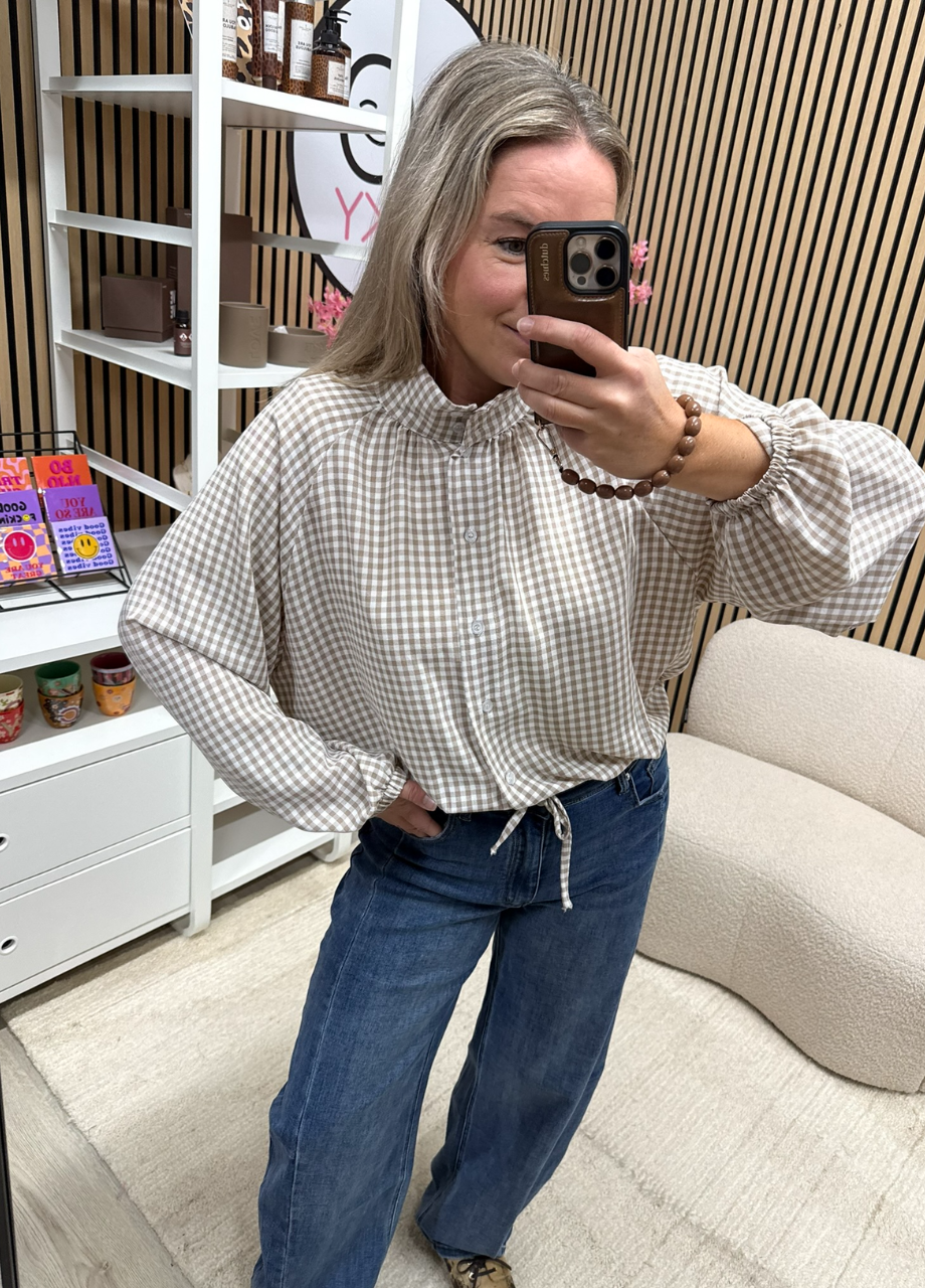 Blouse Janna ruit – beige/wit model draagt blouse Janna met kleine beige ruit - So Lucky