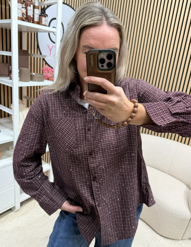 model draagt bordeaux geruite blouse met strass en jeans - So Lucky