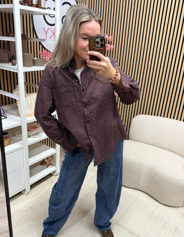 model draagt katoenen ruitjesblouse bordeaux wit op jeans - So Lucky