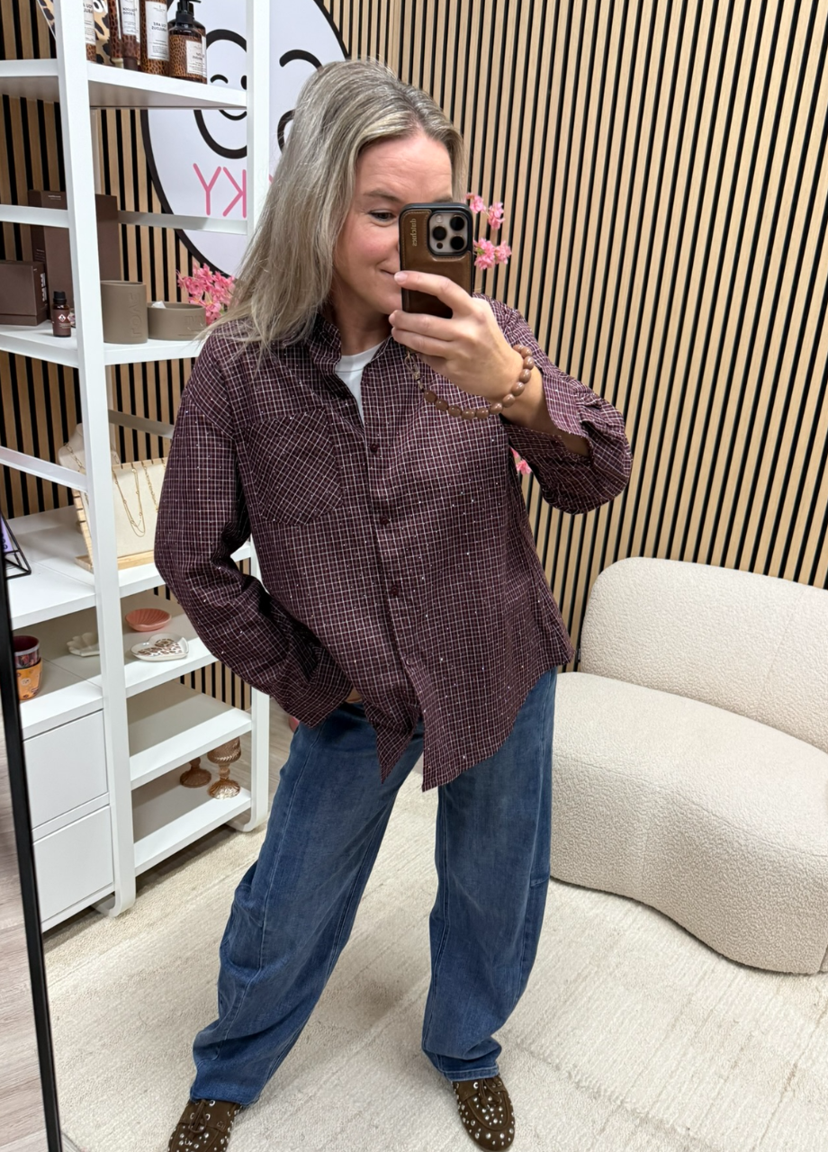 Blouse kleine ruit met strass – bordeaux/wit model draagt katoenen ruitjesblouse bordeaux wit op jeans - So Lucky