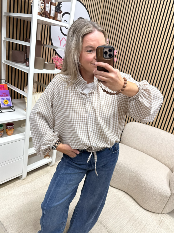 model draagt beige witte blouse met laag ingezette mouwen - So Lucky