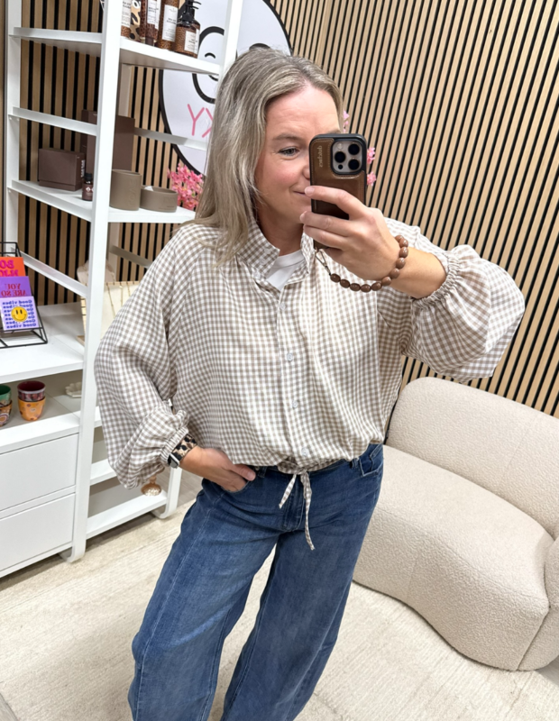 model draagt beige witte blouse met laag ingezette mouwen - So Lucky
