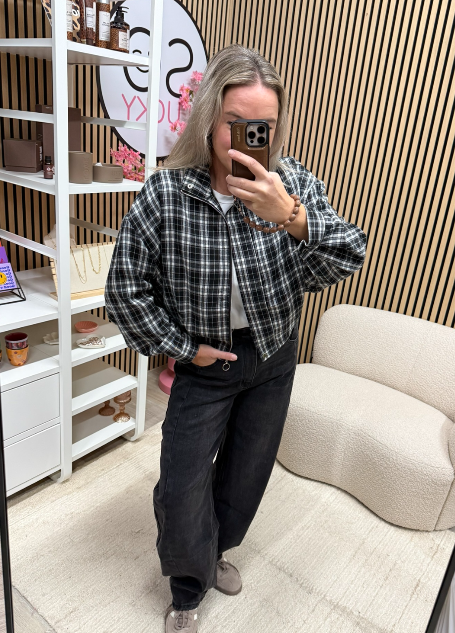 Blouse-jack geruit zwart_wit (2) model draagt blouse-jack geruit zwart wit op jeans - So Lucky