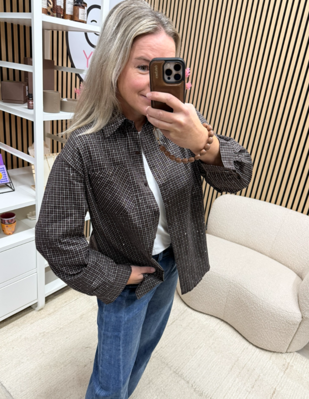 model draagt blouse kleine ruit bruin wit gecombineerd met jeans - So Lucky