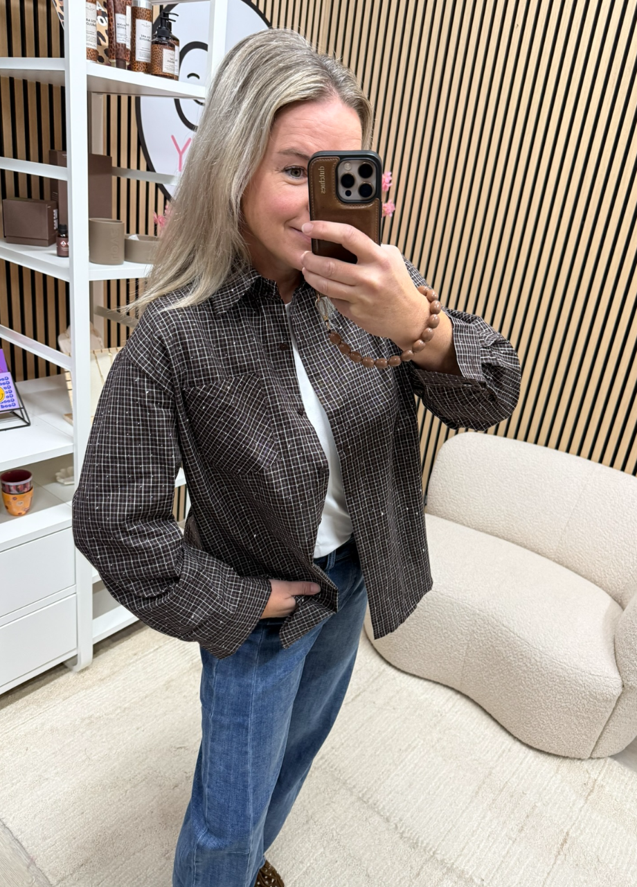 Blouse kleine ruit met strass – bruin_wit model draagt blouse kleine ruit bruin wit gecombineerd met jeans - So Lucky
