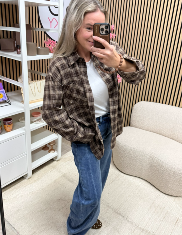model draagt bruin beige ruitjesblouse met strass en jeans - So Lucky