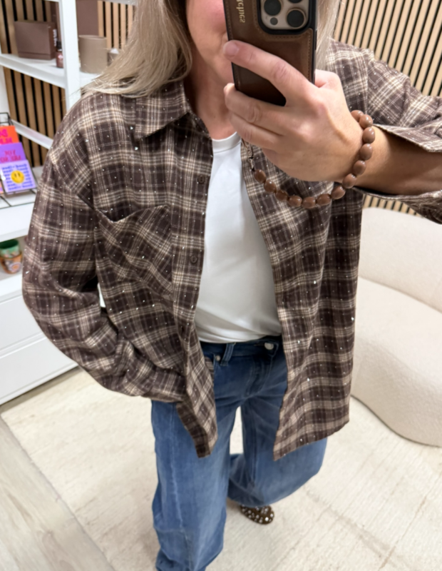 model draagt geruite blouse bruin beige met strass steentjes op jeans - So Lucky