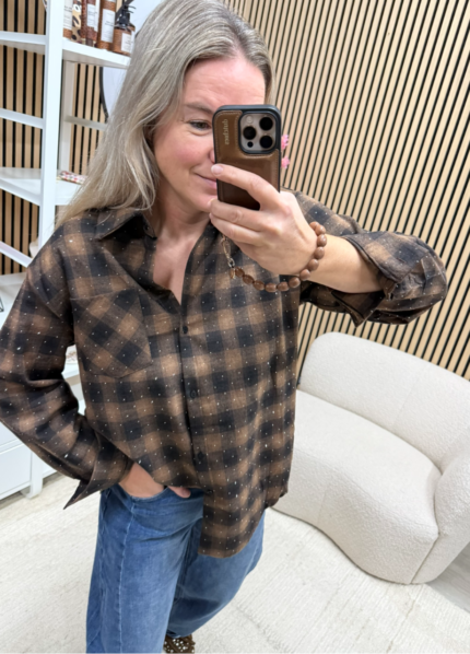 model draagt geruite blouse met strass bruin zwart - So Lucky