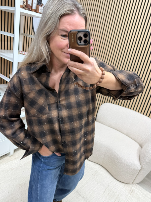 model draagt geruite blouse met strass bruin zwart - So Lucky