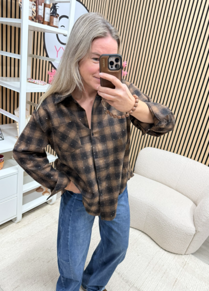model draagt geruite blouse dames bruin zwart - So Lucky