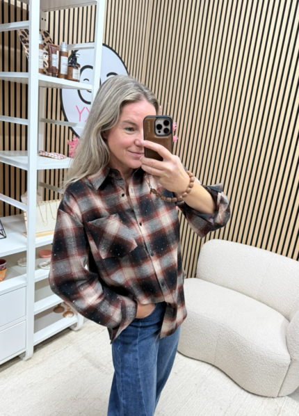 model draagt geruite dames blouse met kleine strass steentjes - So Lucky
