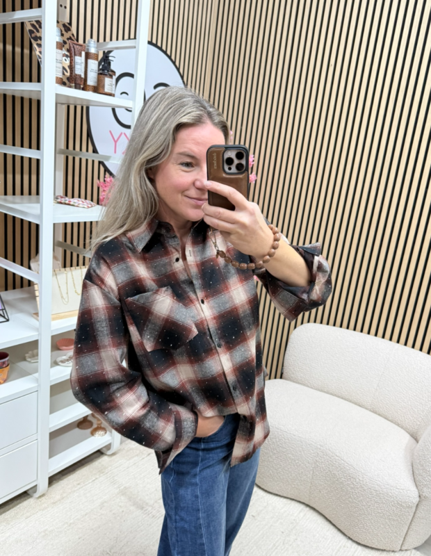 model draagt geruite dames blouse met kleine strass steentjes - So Lucky