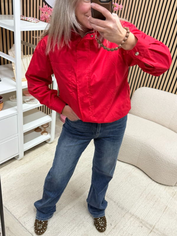 model draagt blauwe high waist jeans van Laulia - So Lucky