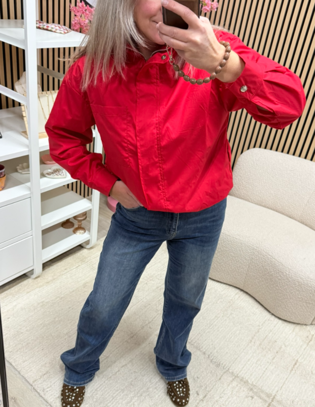 model draagt blauwe high waist jeans van Laulia - So Lucky