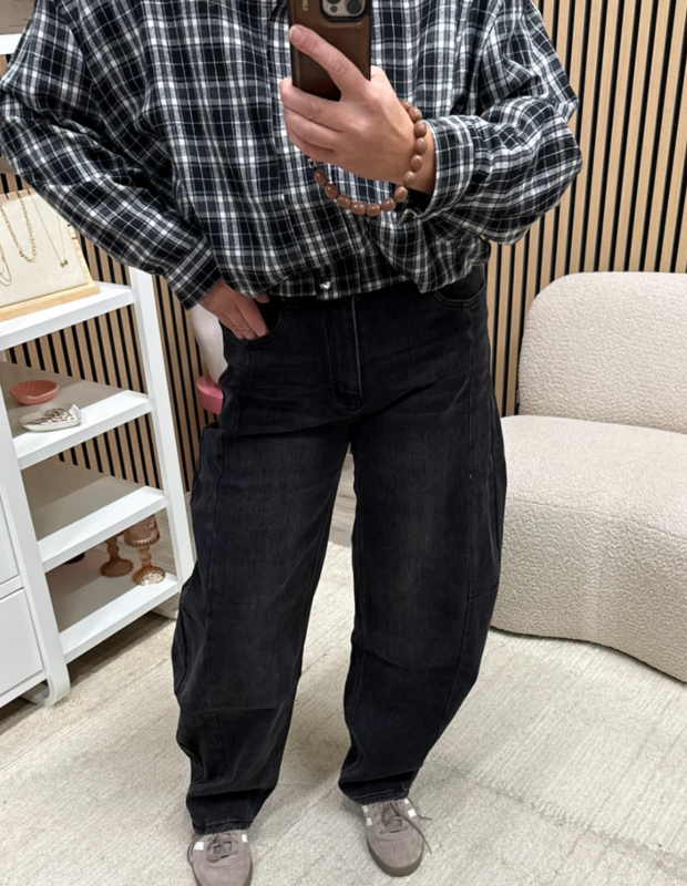 model draagt Laulia jeans Nova in zwart - So Lucky
