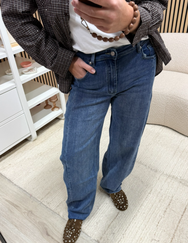 model draagt balloon jeans blauw met stretch - So Lucky