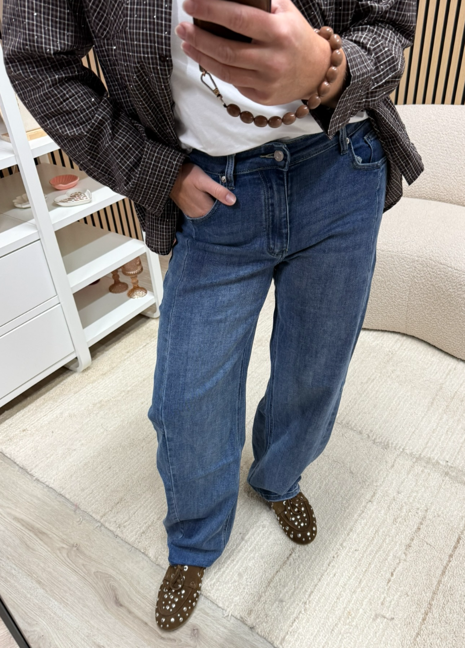 Laulia balloon jeans Nova (4) model draagt balloon jeans blauw met stretch - So Lucky