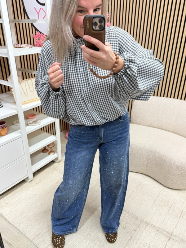 model draagt blauwe Laulia jeans met strass steentjes - So Lucky