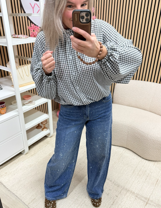 model draagt blauwe Laulia jeans met strass steentjes - So Lucky