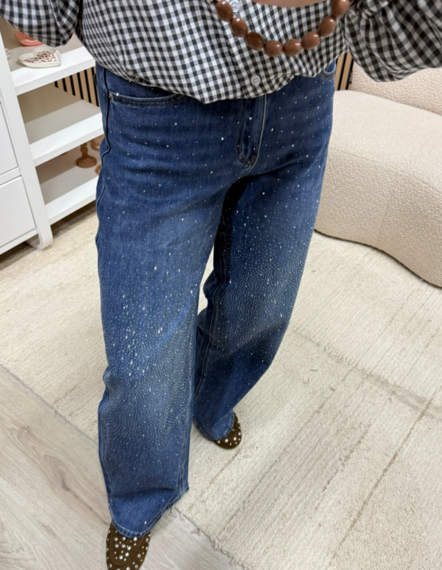 model draagt Laulia jeans met kleine strass steentjes - So Lucky