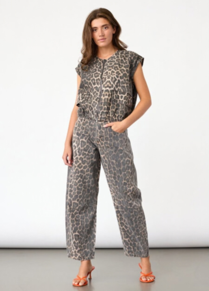 model draagt Sisters Point leopard jeans met Garwin gilet - So Lucky