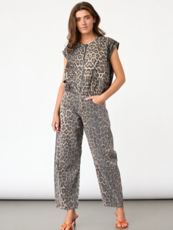 model draagt Sisters Point leopard jeans met Garwin gilet - So Lucky
