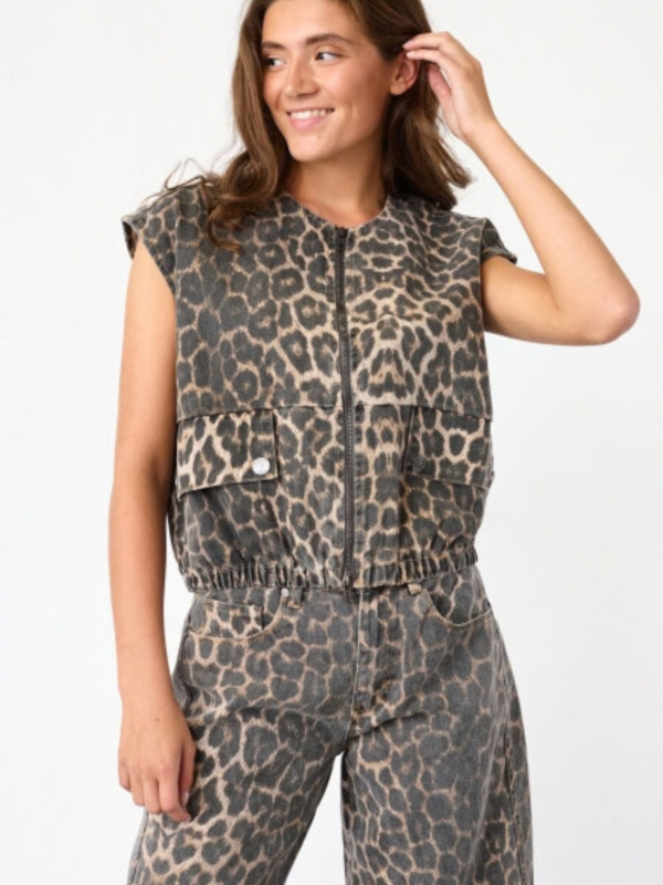 model draagt Sisters Point leopard gilet met Fiora jeans - So Lucky
