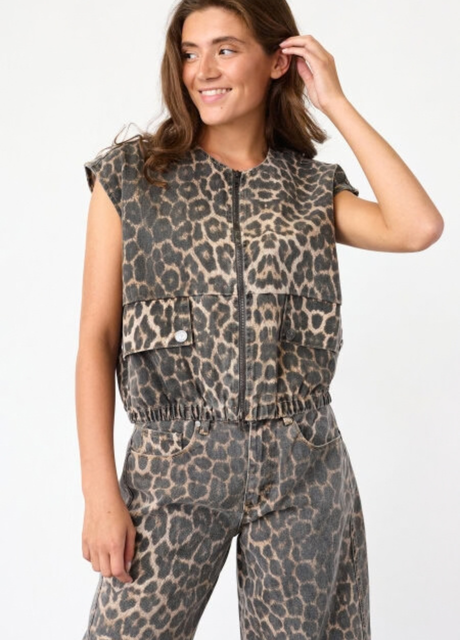 Sisters Point Fiora barrel jeans leopard en Garwin gilet (6) model draagt Sisters Point leopard gilet met Fiora jeans - So Lucky