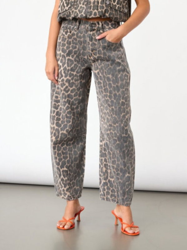 model draagt leopard barrel jeans met washed denim look - So Lucky