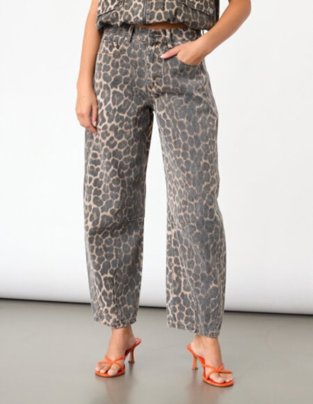 model draagt leopard barrel jeans met washed denim look - So Lucky