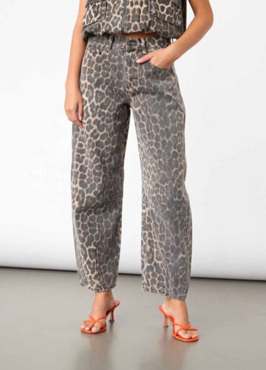 Sisters Point Fiora barrel jeans leopard en Garwin gilet model draagt leopard barrel jeans met washed denim look - So Lucky