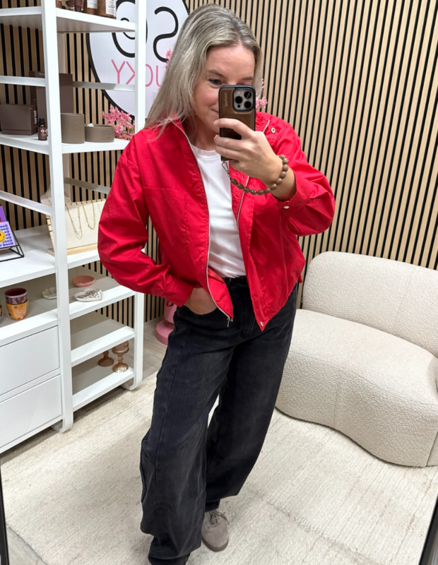 model draagt rood blouse-jack met ritssluiting - So Lucky