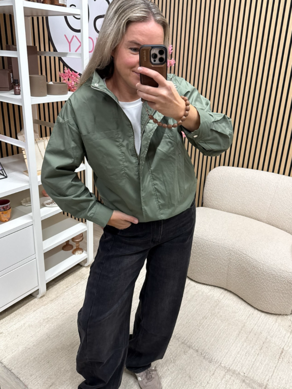 model draagt khaki blouse-jack met ritssluiting - So Lucky