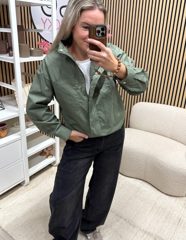 model draagt khaki blouse-jack met ritssluiting - So Lucky
