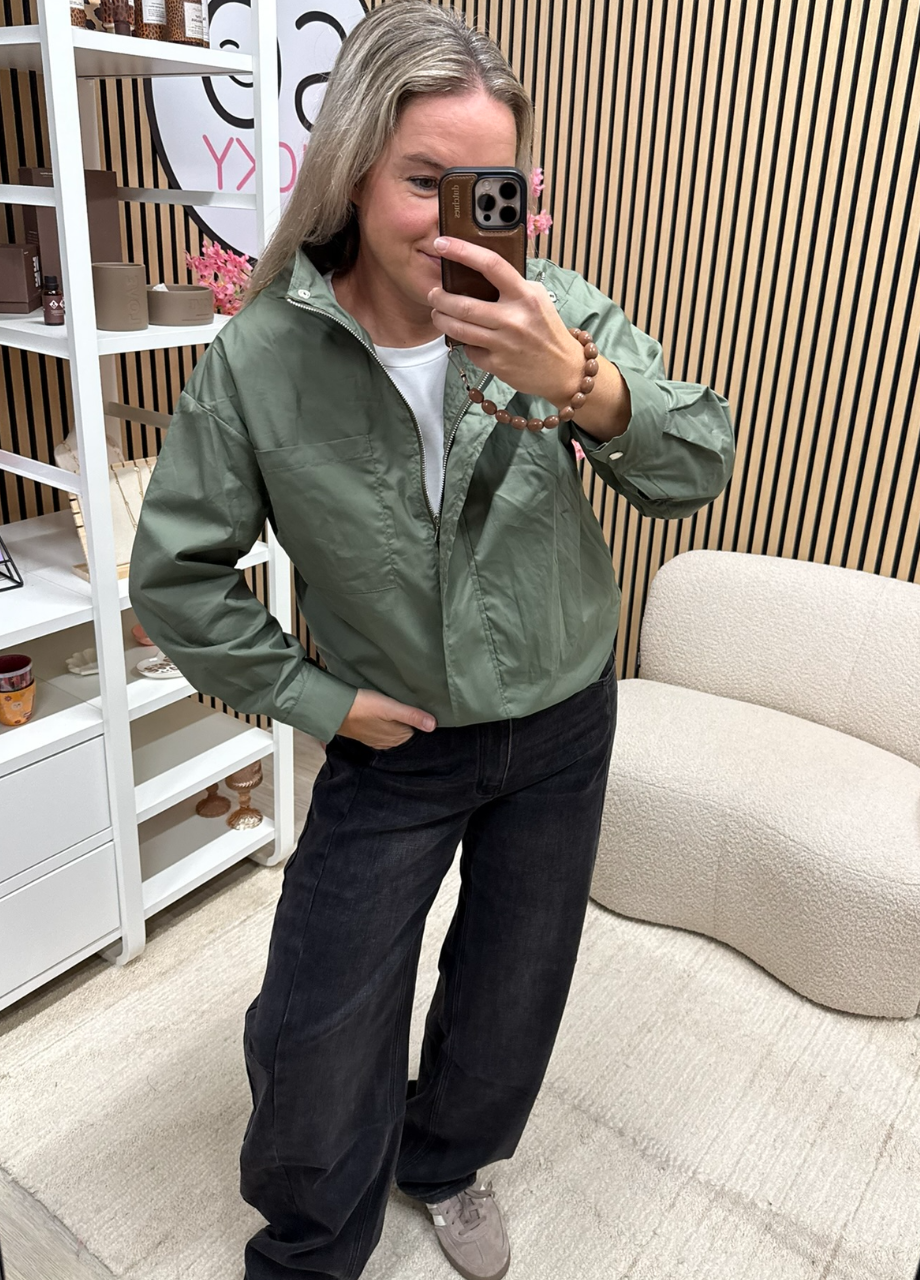 Sportief blouse-jack met strepen (9) model draagt khaki blouse-jack met ritssluiting - So Lucky