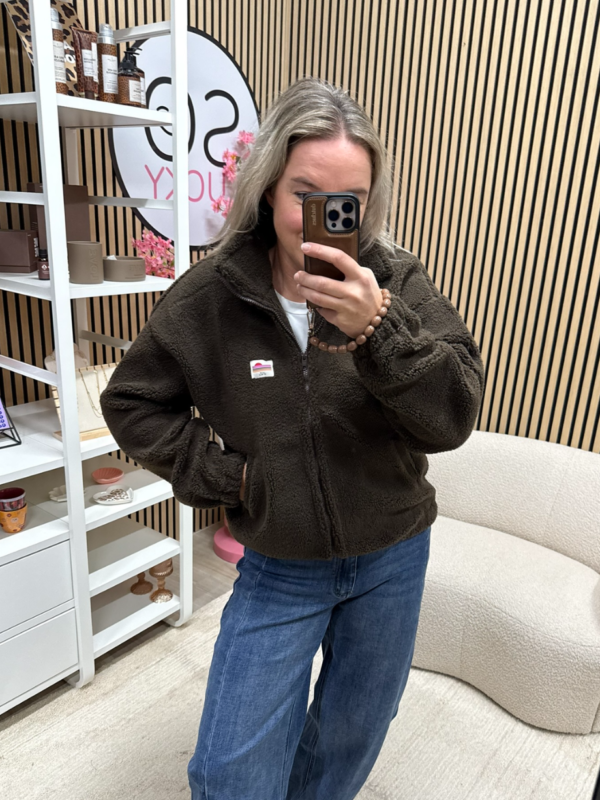 model draagt bruin teddy vest met opstaande kraag - So Lucky