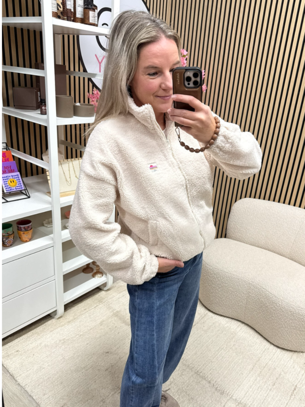 model draagt teddy vest ecru met jeans - So Lucky