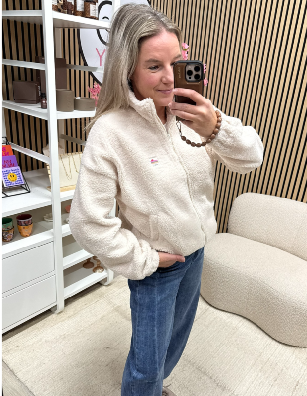model draagt teddy vest ecru met jeans - So Lucky