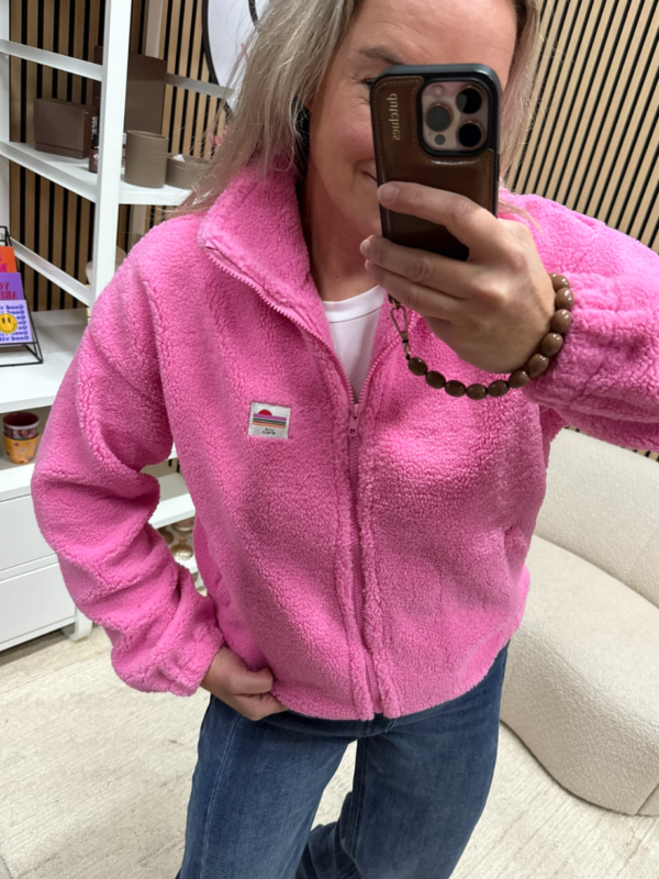 model draagt teddy vest roze op een blauwe jeans - So Lucky