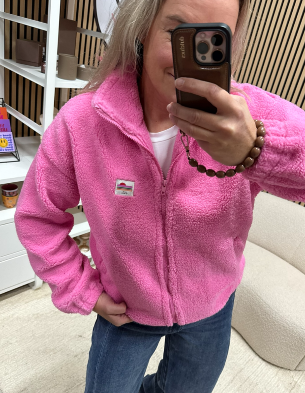 model draagt teddy vest roze op een blauwe jeans - So Lucky
