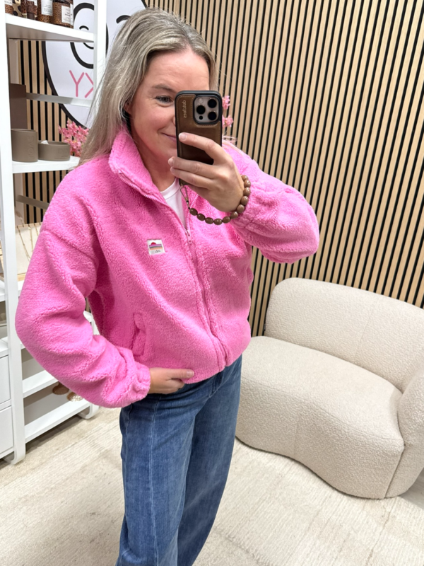 model draagt zacht teddy vest roze op jeans - So Lucky