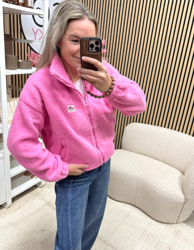 model draagt zacht teddy vest roze op jeans - So Lucky