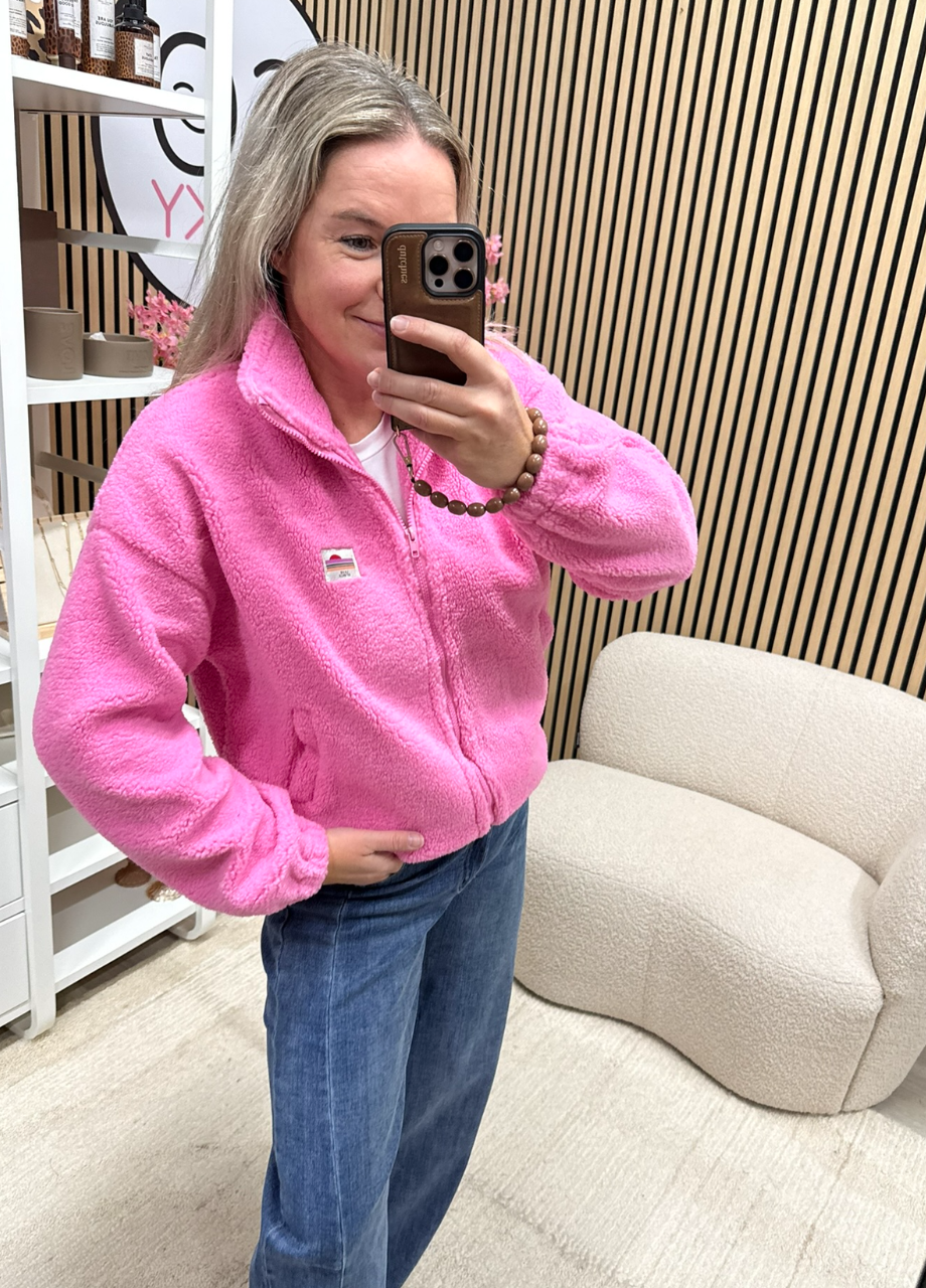 Teddy vest roze model draagt zacht teddy vest roze op jeans - So Lucky