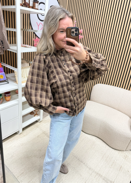 model draagt geruite blouse met ballonmouwen en strass bruin beige - So Lucky