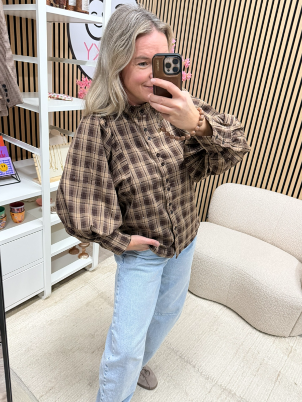model draagt geruite blouse met ballonmouwen en strass bruin beige - So Lucky